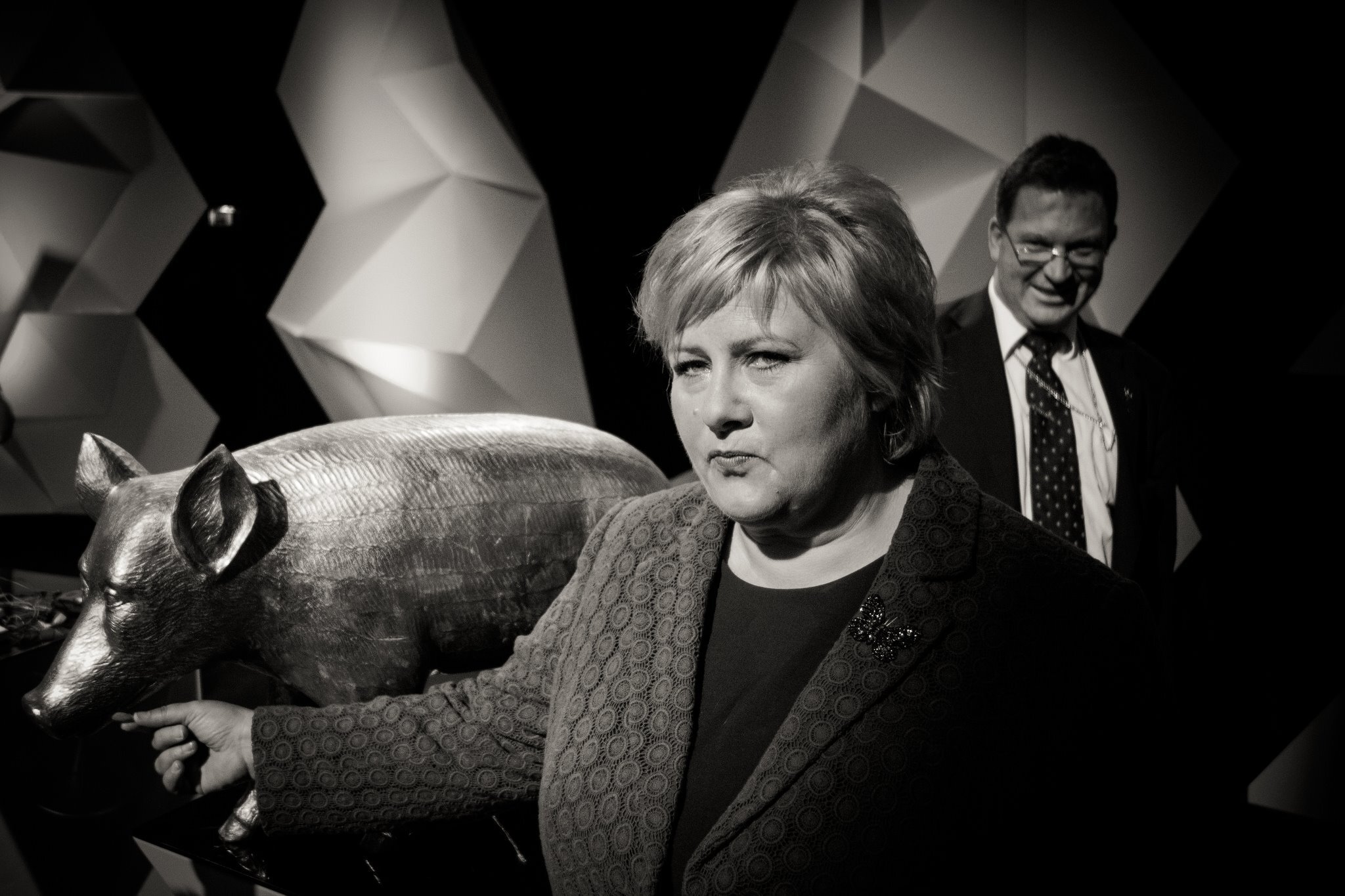 (Fra venstre) Hans Majestet Den Gyldne Gris, tidligere statsminister Erna Solberg og Ceremonimester Kaare Seeberg Sidselrud