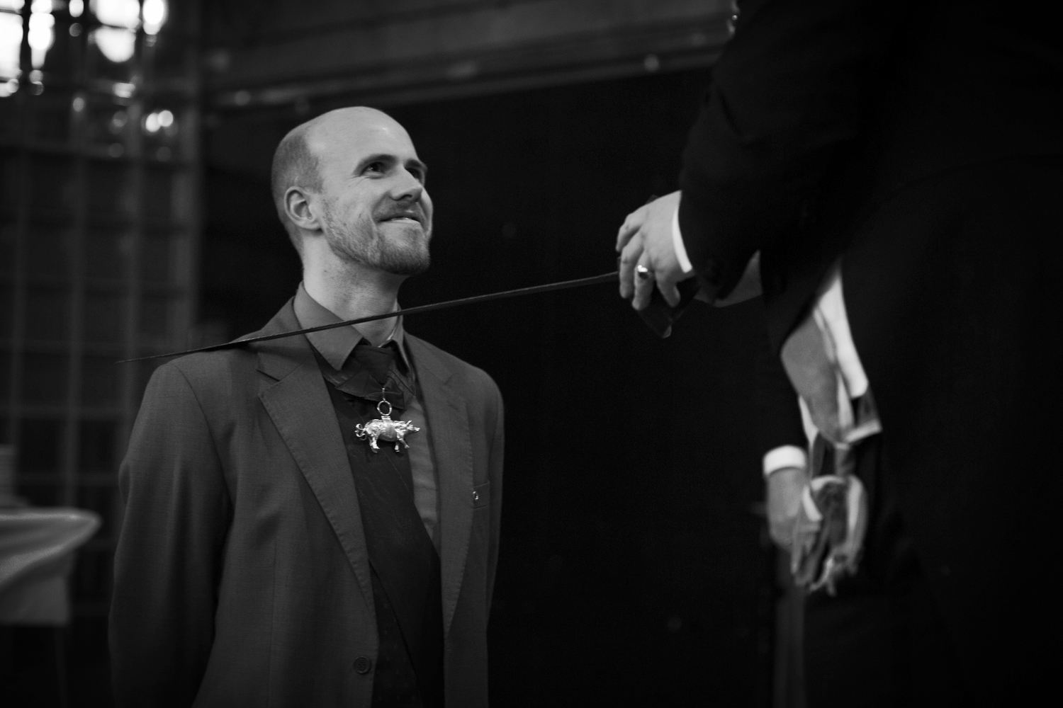 Andreas Slørdahl puster lettet ut og blir slått til ridder av Den Hviide Knap